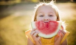 小孩吃瓜流口水,小孩吃瓜流口水，萌態十足