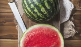 拿著西瓜吃瓜,拿著西瓜吃瓜，盡享清涼時光