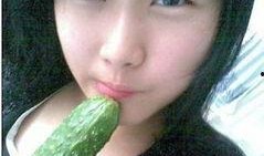 美女免費吃瓜,盡享夏日清涼時光