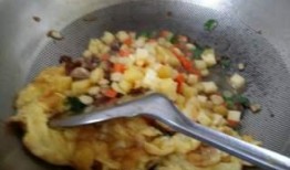 瓜哥吃雞腿炒飯,揭秘雞腿炒飯的獨特魅力