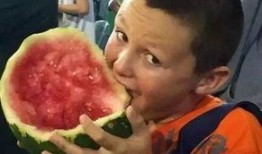 海外小孩吃瓜視頻,萌態(tài)百出笑翻網(wǎng)友