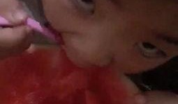 海外小孩吃瓜視頻,萌態(tài)百出笑翻網(wǎng)友