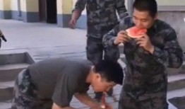 云南兵哥哥吃瓜,云南兵哥哥的夏日“吃瓜”趣事