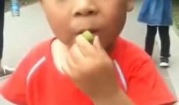 小侄子吃瓜,夏日里的歡樂時光