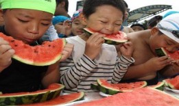 老頭吃瓜被暴打