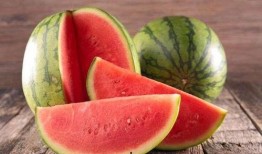 手捧半個(gè)瓜吃,手捧半個(gè)瓜的悠閑時(shí)光