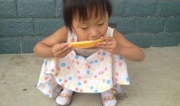 小孩吃瓜流口水,小孩吃瓜流口水，萌態十足