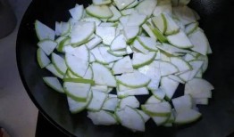 吃角瓜會變黑么,吃角瓜后皮膚變黑？揭秘角瓜食用真相