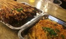 邊吃燒烤邊吃瓜,夏日炎炎樂無邊