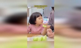 埋頭吃瓜萌娃,萌態十足引網友熱議