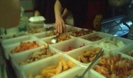 小哥送外賣吃瓜,意外發現美食新天地