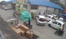 交警應對吃瓜群眾,化解現場尷尬局面