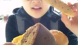 大媽吃瓜餅視頻播放,視頻播放引發(fā)網(wǎng)友熱議