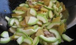 吃角瓜會變黑么,吃角瓜后皮膚變黑？揭秘角瓜食用真相