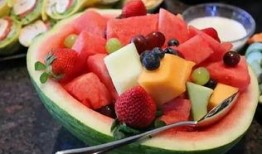 手捧半個(gè)瓜吃,手捧半個(gè)瓜的悠閑時(shí)光