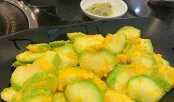 圍爐吃瓜圖片,共享冬日暖意