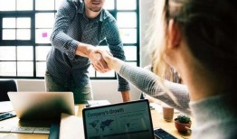 有個(gè)吃瓜的下屬,吃瓜下屬的職場(chǎng)奇遇記