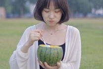 夏日限定吃瓜女孩