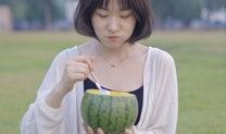 夏日限定吃瓜女孩