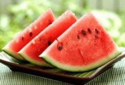 情侶夏日吃瓜,情侶共享清涼時光