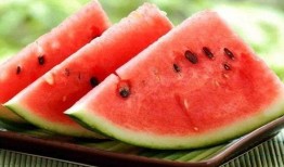 情侶夏日吃瓜,情侶共享清涼時(shí)光