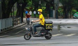 小哥送外賣吃瓜,意外發現美食新天地