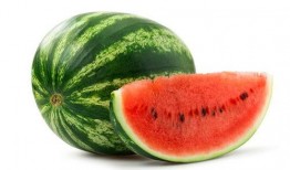 溪邊吃瓜拍照圖片,定格夏日美好時光