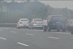 吃瓜群眾道路救援,道路救援暖人心