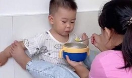 弟弟坐在窗臺吃瓜,弟弟的悠閑午后時光