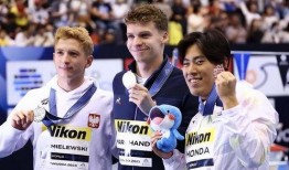 游泳隊全隊吃瓜,全隊共享歡樂時光