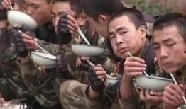 軍人吃瓜隊友,戰友間的歡樂時光